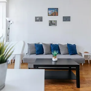 downtown-nice-flat-near-castle-with-balcony.hotels-lisbon-portugal.com/